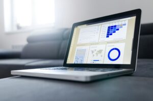 why businesses hire a fractional cfo to analyze financial performance and drive better decisions